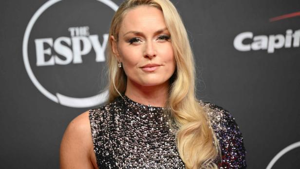 Lindsey Vonn posiert vor einem ESPY-Hintergrund in einem ärmellosen, mit Pailletten besetzten Kleid.