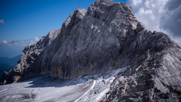 ++ THEMENBILD ++ TOURISMUS / TOURISTEN / FREIZEIT / WANDERN / ALPINISMUS / ALPEN / GLETSCHER / NATUR / KLIMA / KLIMAERWÄRMUNG ++ ACHTUNG SPERRFRIST: MITTWOCH, 20. AUGUST 2025, 14:00 UHR ++