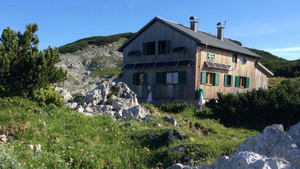Blick auf die Rieder Hütte in den Bergen des Höllengebirges