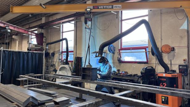 Schweißer arbeitet in einer Metallwerkstatt.