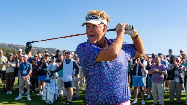 Will Ferrell schlägt bei einem Golfturnier vor einer jubelnden Zuschauermenge ab.