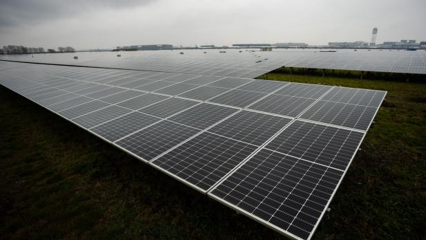 ++ THEMENBILD ++ PHOTOVOLTAIKANLAGE / PV-ANLAGE / PHOTOVOLTAIKMODULE / SOLARPANELE / SOLARENERGIE / ENERGIE / STROM