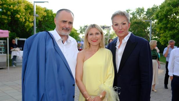 Hans Peter und Julia  Doskozil mit Alfons Haider, der geschminkt ist