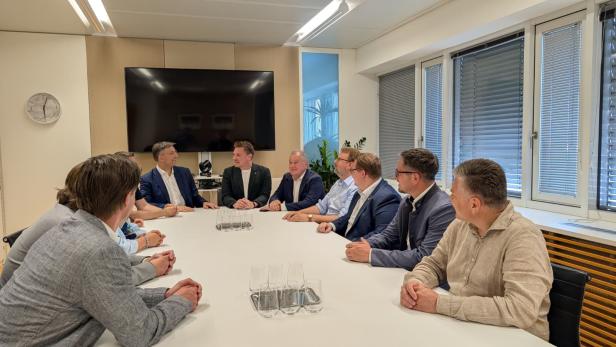 ÖVP-Politiker beraten an einem Konferenztisch über die Städteplattform.