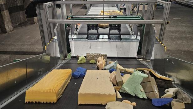 Schaumstoff aus Matratzen auf Fließband