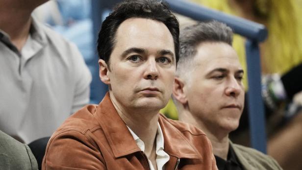 Jim Parsons sitzt mit ernstem Blick in einer Zuschauermenge.