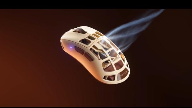 Gaming-Maus mit offenem Gehäuse und sichtbar laufendem Lüfter.