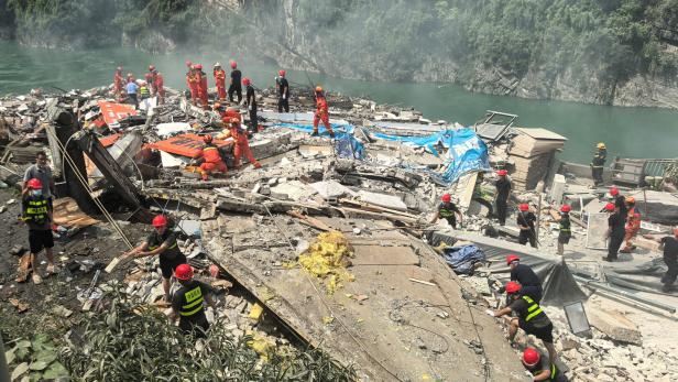 Rettungskräfte suchen nach einem Erdrutsch in Chongqing nach Überlebenden.