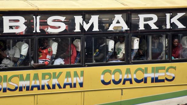Ein Bus auf einer Straße in Uganda