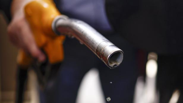 Oil price tops 100 USD a barrel as US blockade of the Strait of Hormuz begins