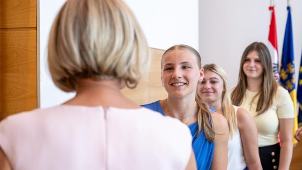 Landehauptfrau Johanna Mikl-Leiter begrüßt die ersten Praktikantinnen..