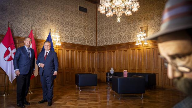 Walter Ruck und Michael Ludwig zeigen sich bisher gerne gemeinsam – im Bild mit einer Statue von Kaffeehausliterat Peter Altenberg, die Ludwigs Büro ziert.