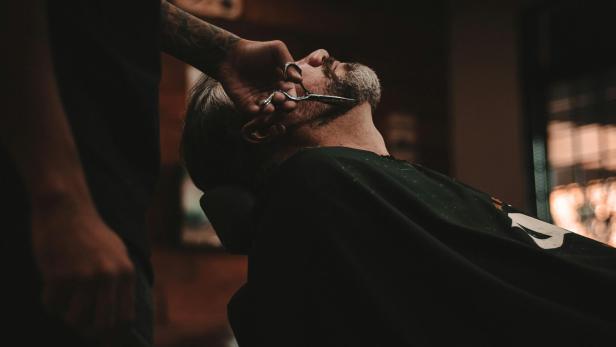 Mann im Barbershop