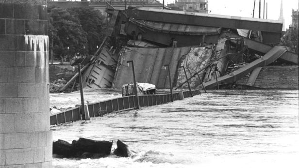 Die eingestürzte Reichsbrücke, vorne der Bus, dessen Fahrer leicht verletzt überlebte.