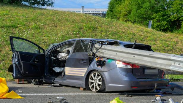 NIEDERÖSTERREICH: PKW GEGEN LEITPLANKE - ZWEI MÄNNER STARBEN BEI UNFALL AUF A1 IM BEZIRK AMSTETTEN