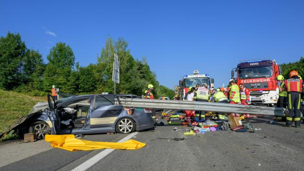 NIEDERÖSTERREICH: PKW GEGEN LEITPLANKE - ZWEI MÄNNER STARBEN BEI UNFALL AUF A1 IM BEZIRK AMSTETTEN