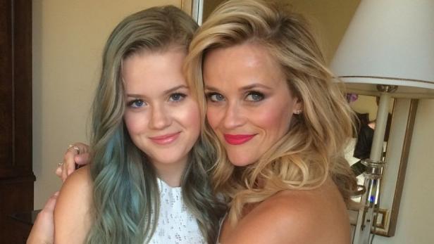 Reese Witherspoon posiert mit ihrer Tochter für ein Foto.