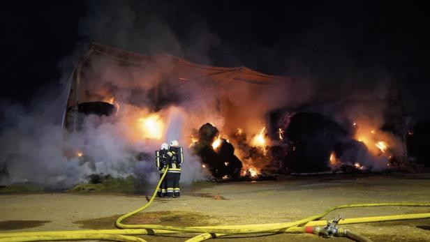 Strohballen fingen Feuer