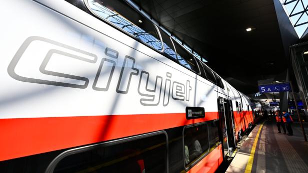 ++ THEMENBILD ++ ÖBB / BAHN / ZUG / EISENBAHN / VERKEHR / ÖFFENTLICHE VERKEHRSMITTEL / CITYJET DOPPELSTOCK