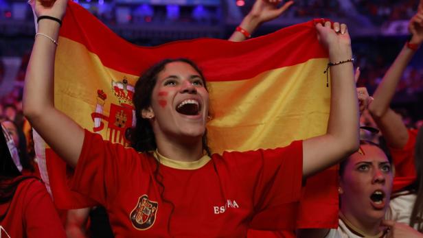Spanish fans celebrate during 2026 World Cup final against Argentina