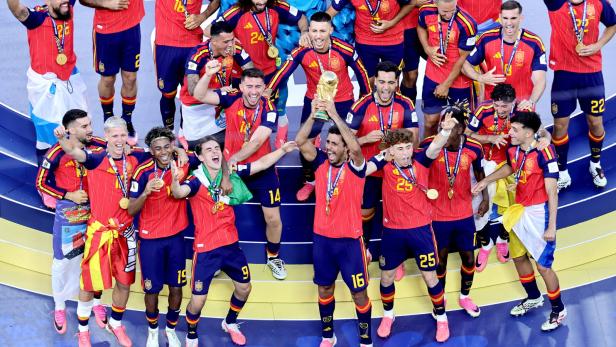 Rodri bekam den Pokal überreicht
