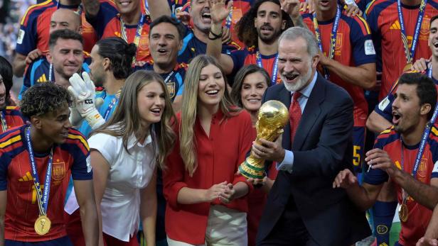 König Felipe VI. von Spanien feiert mit seiner Familie und der spanischen Fußballnationalmannschaft den Gewinn des Weltmeisterpokals.