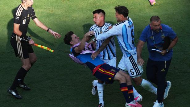 Paredes attackiert einen Spanier