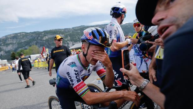 Remco Evenepoel nach seinem Sieg auf der 15. Etappe