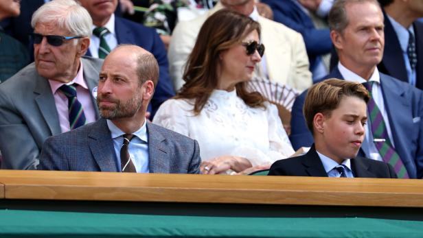Prinz William und Prinz George sitzen auf der Tribüne beim Tennisturnier in Wimbledon.