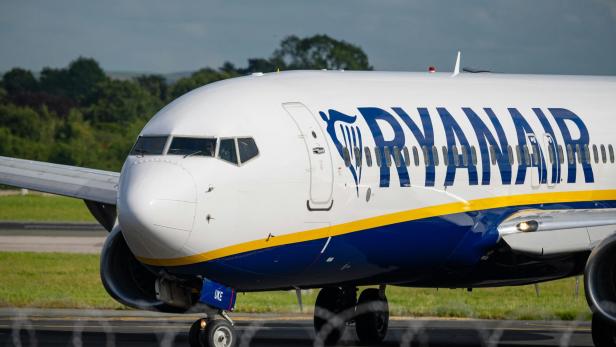 Großes Ryanair-Passagierflugzeug sitzt auf der Landebahn eines Flughafens