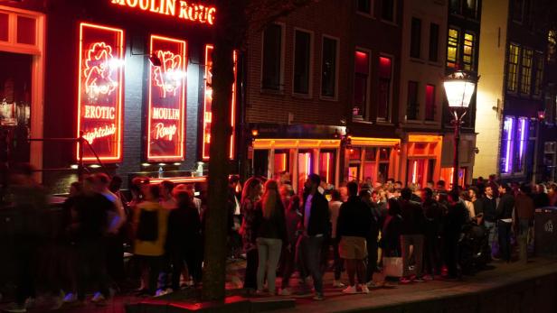 Amsterdams Rotlichtviertel De Wallen - Moulin Rouge Hausfassade mit Rotlicht