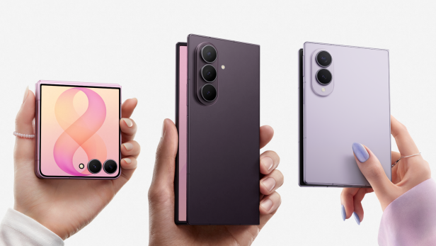 Drei faltbare Samsung-Smartphones in verschiedenen Farben, eines aufgeklappt.