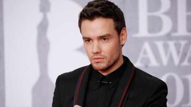 Liam Payne trägt einen schwarzen Anzug vor einem unscharfen Hintergrund bei den BRIT Awards.