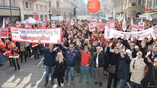 Eine Demonstration von Bankangestellten fordert faire Gehaltserhöhungen in Wien.