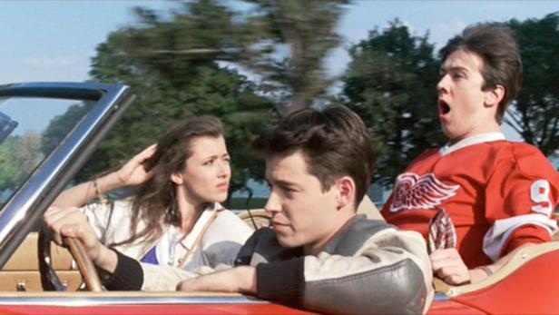 Mia Sara als Sloane Peterson neben Matthew Broderick und Alan Ruck in einer Cabrio-Szene aus „Ferris macht blau“.