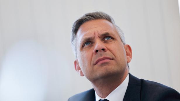 Energy Minister Hattmannsdorfer visits Vienna's oil harbour Lobau