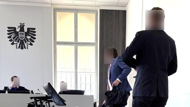 Ein Angeklagter vor einem Richter und seinem Rechtsanwalt