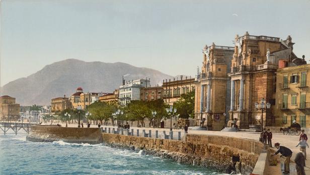 Die historische Porta Felice und die Uferpromenade La Marina in Palermo mit Blick auf das Meer und die Berge im Hintergrund.