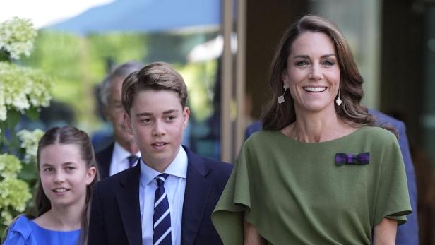 Prinzessin Catherine lächelt neben Prinz George und Prinzessin Charlotte bei einem öffentlichen Auftritt.