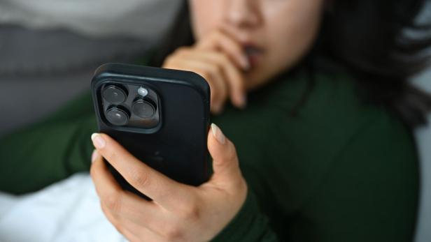 Jugendliche mit Smartphone in der Hand.