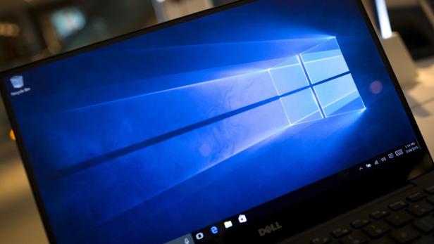 Ein Laptop zeigt den blauen leeren Standardhintergrund auf dem Bildschirm.