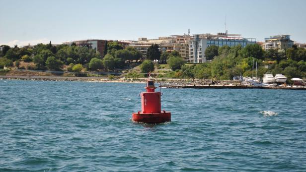 Fahrwassermarkierungen: meist große, schwimmende Tonnen in Rot oder Grün mit auffälligen Formen und oft einem kleinen Aufsatz.