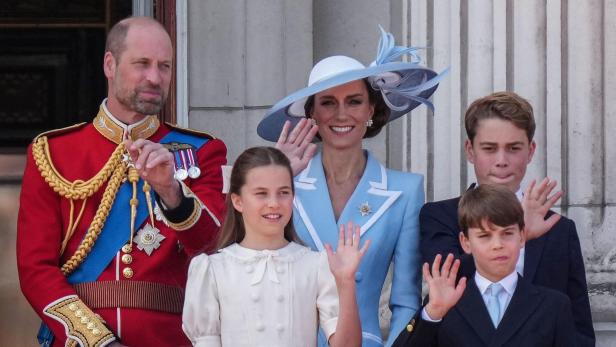 Prinz William, Prinzessin Catherine und ihre Kinder George, Charlotte und Louis winken gemeinsam von einem Balkon.