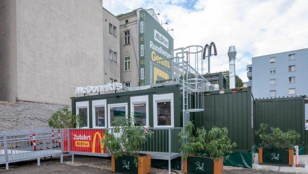 Temporäres McDrive-Pop-up von McDonald’s in der Barawitzkagasse mit Zufahrt und grünem Containerbau.