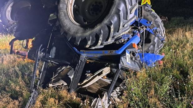 Traktor kam am Dach zu liegen