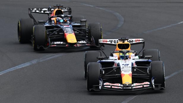 Ein Racing Bull und ein Red Bull auf der Rennstrecke