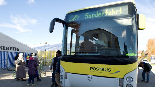 Foto: Flüchtlinge werden von Schärding über die Grenze nach Bayern gebracht.