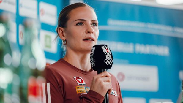 Victoria Hudson bei einem Pressegespräch
