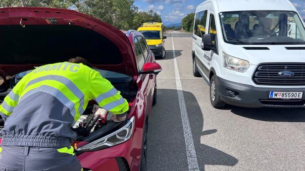 Das Kollisionswarn-System „Collision Eye“ warnt Arbeiter auf der Straße vor einer herannahenden Gefahr.