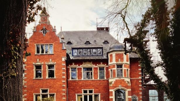 Die Villa Kolbe in Radebeul mit ihrem reich verzierten Dach und dem markanten Treppengiebel.